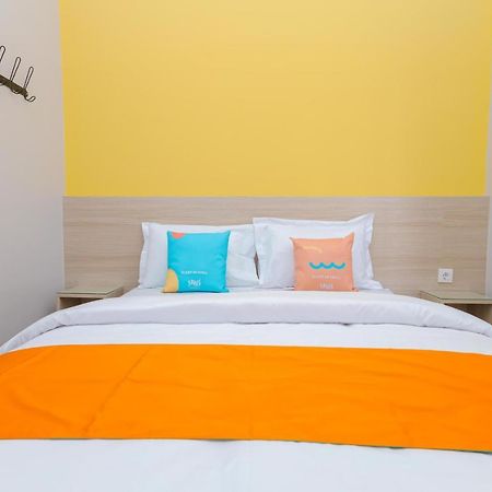 Sans Hotel Clover Ace Surabaya By Reddoorz Ngoại thất bức ảnh