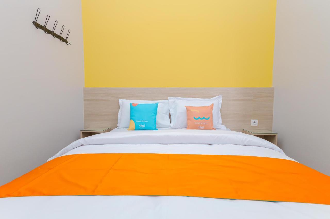 Sans Hotel Clover Ace Surabaya By Reddoorz Ngoại thất bức ảnh