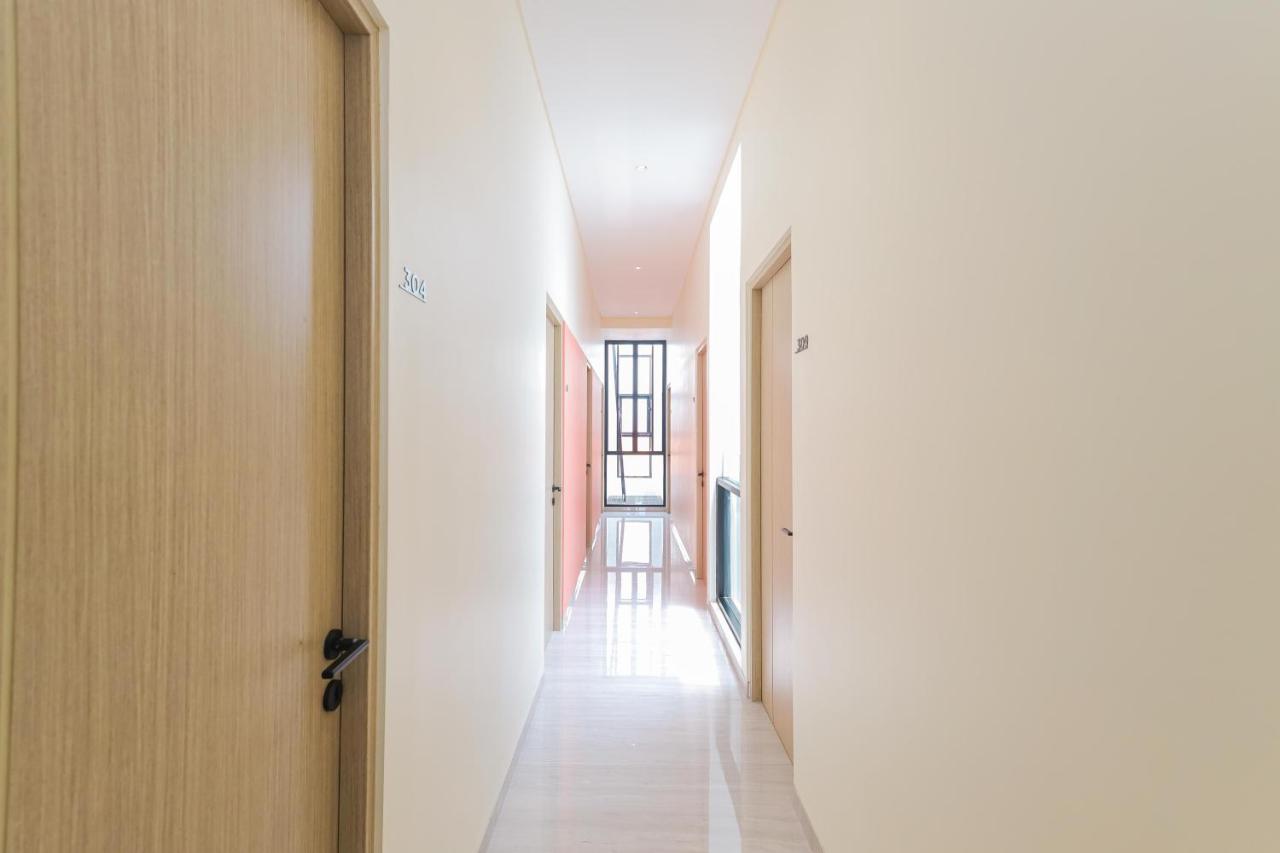 Sans Hotel Clover Ace Surabaya By Reddoorz Ngoại thất bức ảnh