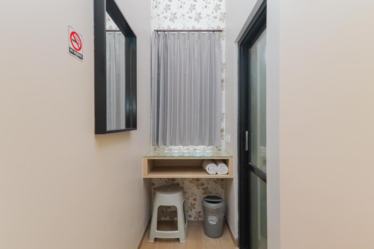 Sans Hotel Clover Ace Surabaya By Reddoorz Ngoại thất bức ảnh