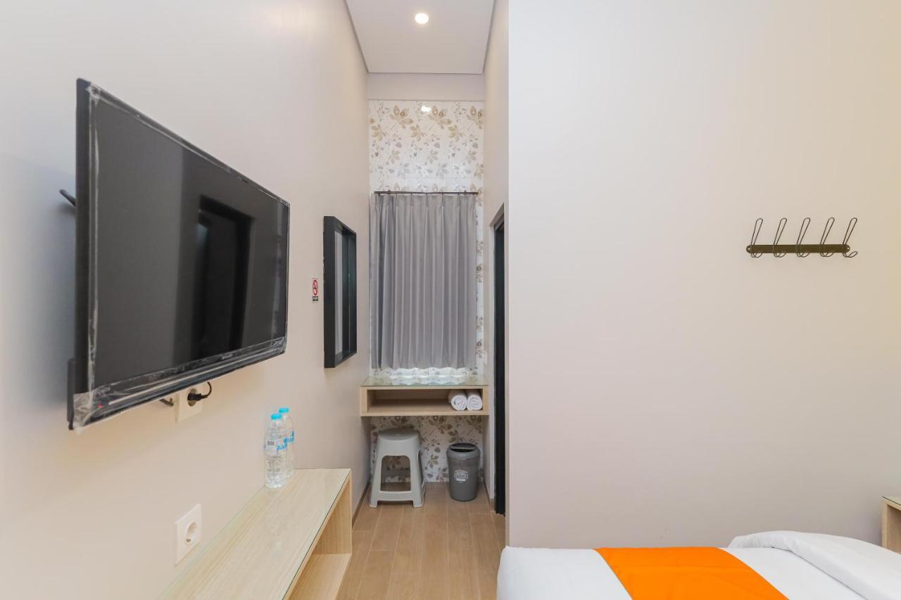 Sans Hotel Clover Ace Surabaya By Reddoorz Ngoại thất bức ảnh