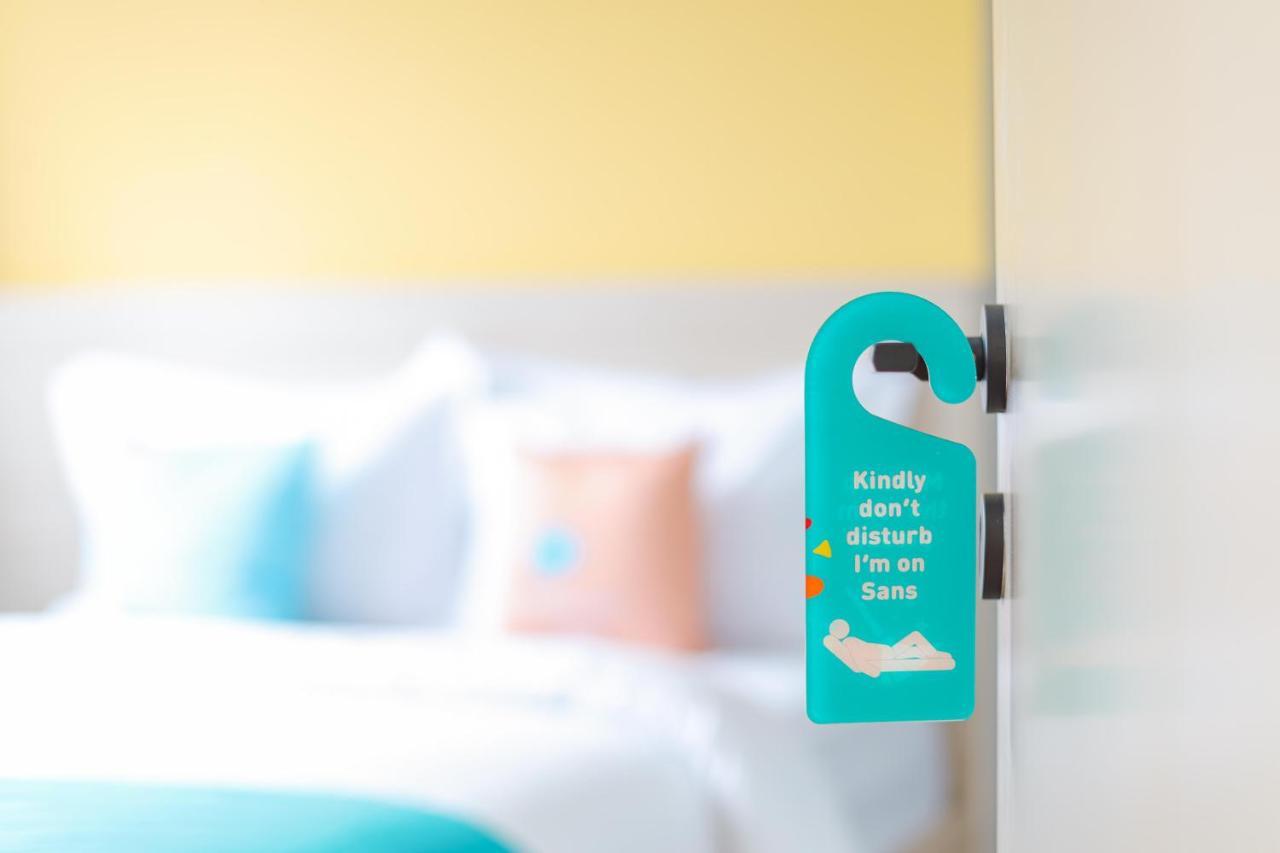 Sans Hotel Clover Ace Surabaya By Reddoorz Ngoại thất bức ảnh