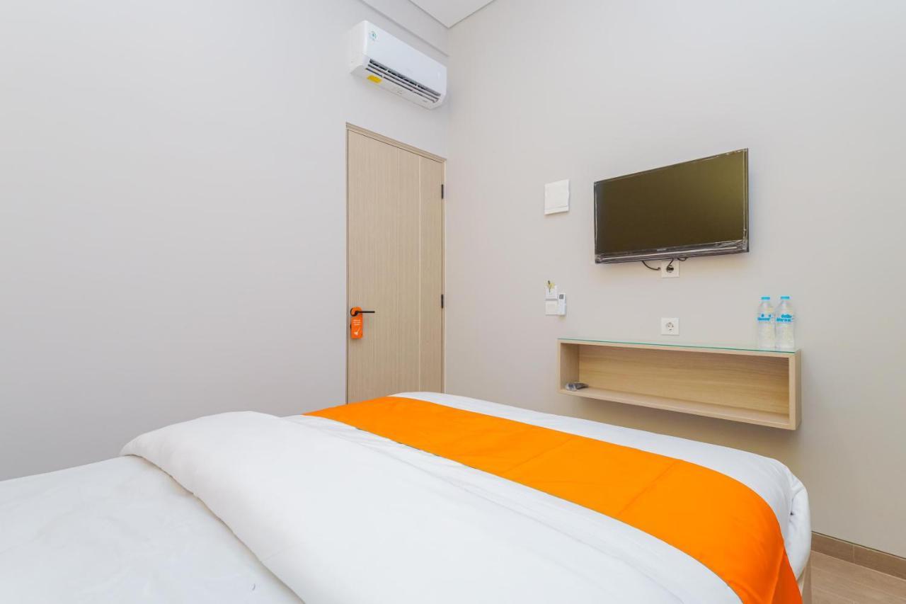 Sans Hotel Clover Ace Surabaya By Reddoorz Ngoại thất bức ảnh